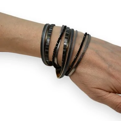 Schwarzes Doppel-Lederarmband mit funkelnden Perlendetails