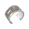 Brazalete ancho con acabados plateados en cuero sintético plateado con brillo y plata