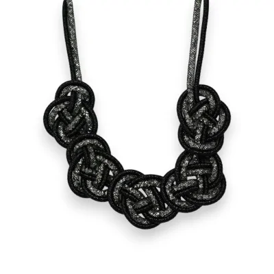 Collar de fantasía negro trenzado con tubo y cristales