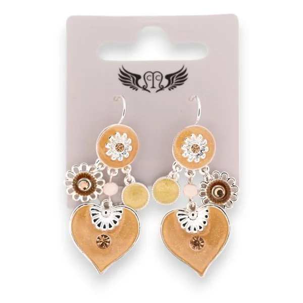 Pendientes de fantasía plateados con corazón y dijes beige