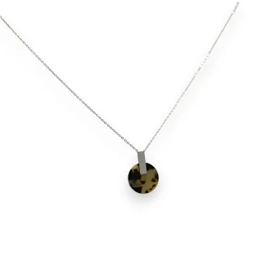 Collar de acero plateado con medallón redondo efecto escamado negro y beige