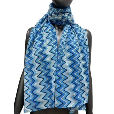 Pañuelo en tonos azules con zigzag y detalles dorados