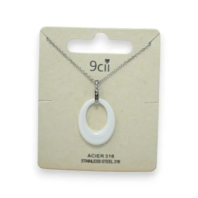 Collana in acciaio argentato con medaglione ovale traforato e ceramica bianca
