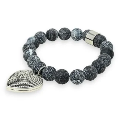 Pulsera de piedras gris antracita con dije de medallón en forma de corazón plateado
