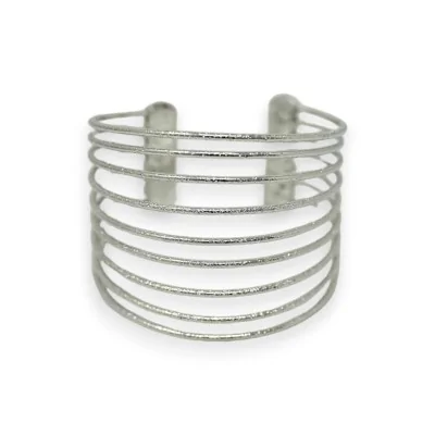 Bracciale a polsino argentato con sottili fasce traforate