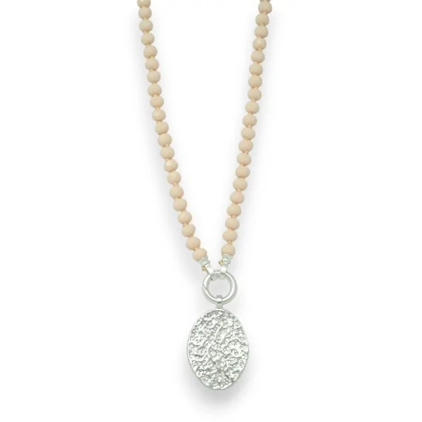 Collar de fantasía con perlas nude y medallón plateado cepillado