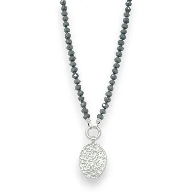 Collar de fantasía con perlas grises brillantes y medallón plateado cepillado