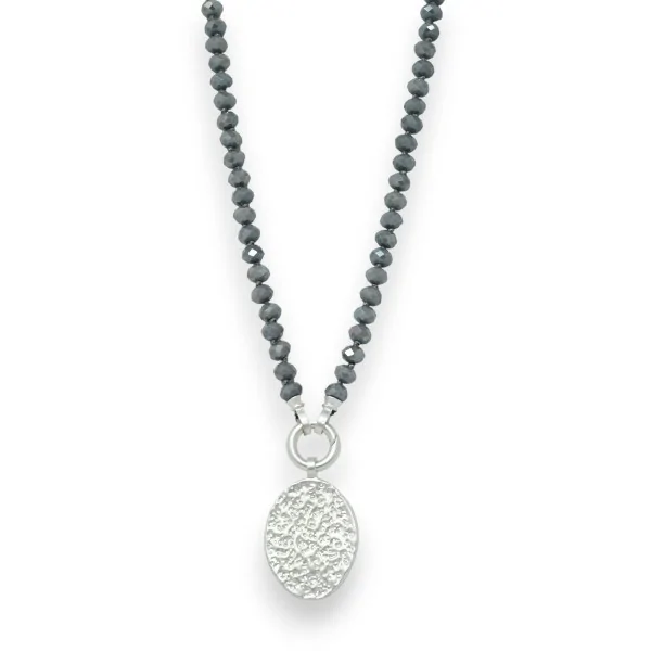 Collana fantasia con perle grigie lucenti e medaglione argentato spazzolato