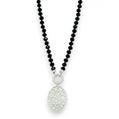 Collana fantasia con perle nere brillanti e medaglione argentato spazzolato