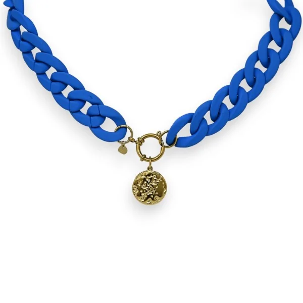 Collar de fantasía con cadena de resina azul rey y medallón esculpido dorado