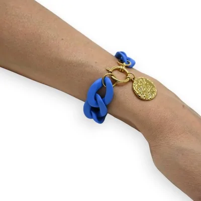 Bracciale blu royal con catena grossa in resina e medaglione dorato