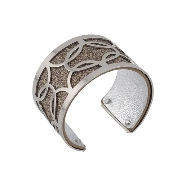 Brazalete ancho con acabados plateados, símil cuero topo brillante y plateado liso brillante