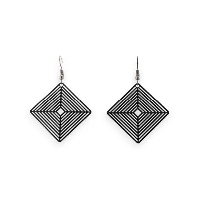 Brinco preto losango efeito renda metal