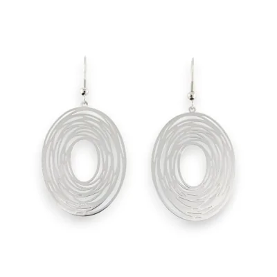 Delicate oval metal earring with lace effect