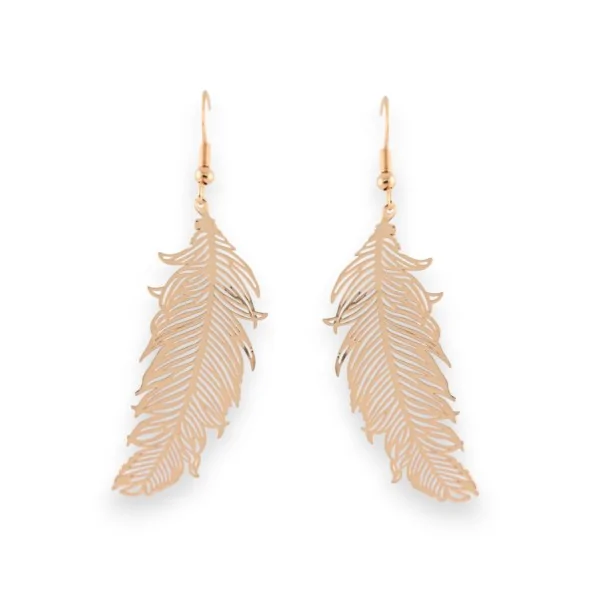 Brincos em metal dourado com motivo de pena