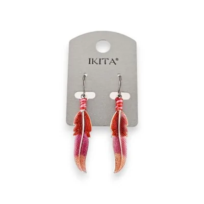 Pendientes de metal plateado con pluma roja y rosa marca Ikita