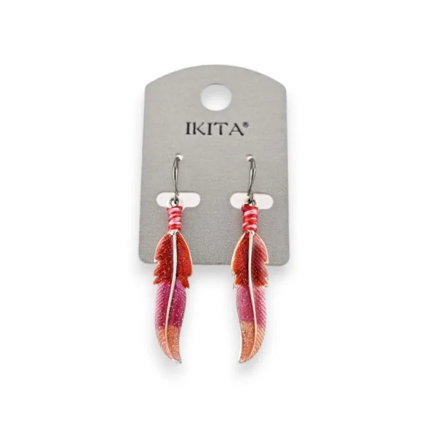 Pendientes de metal plateado con pluma roja y rosa marca Ikita