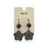 Brincos de metal prateado com flor perolada marca Ikita