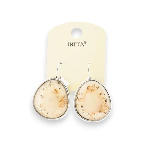 Pendientes de metal plateado con virutas de hojas doradas en color crudo marca Ikita