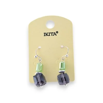 Brincos de metal prateado com cubos verde e roxo da marca Ikita