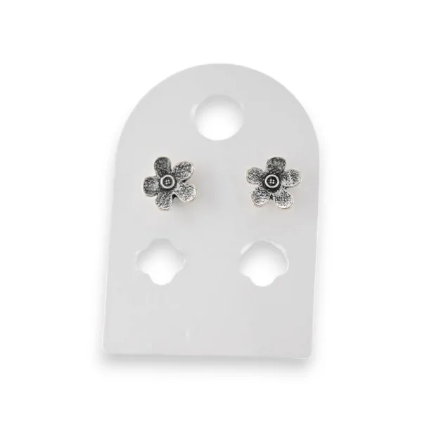 Brincos de metal prateado envelhecido com flor marca Ikita