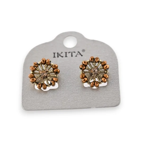 Brincos de metal dourado com flor e pérolas marrons da marca Ikita