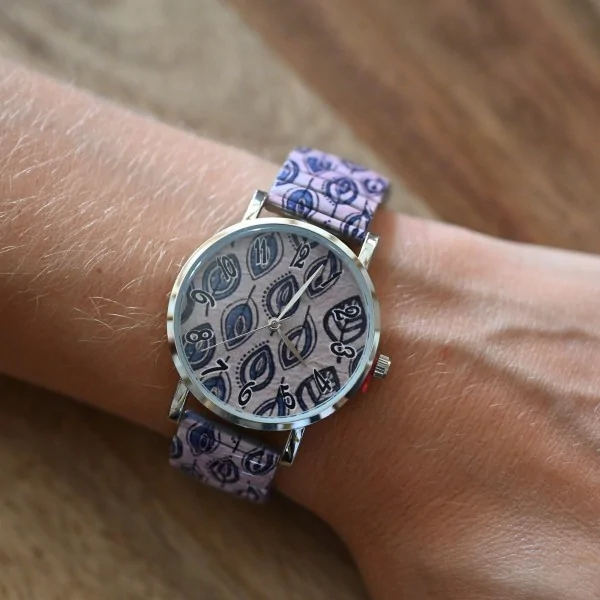Orologio Ernest con stampa foglie blu su sfondo rosa