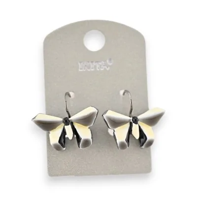 Brincos borboleta preto e branco da Ikita