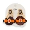 Pendientes dorados con plumas naranjas de BOHM