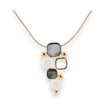 Colar medalhão geométrico design dourado da Ikita