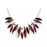 Collar Ikita burdeos, hojas marquise en rojo veteado y negro en monturas plateadas, primer plano