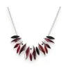 Collar Ikita con hojas burdeos y negras en cadena plateada de eslabón forzado, vista completa