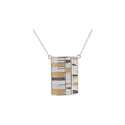 Colar de fantasia prateado com medalhão geométrico da Ikita