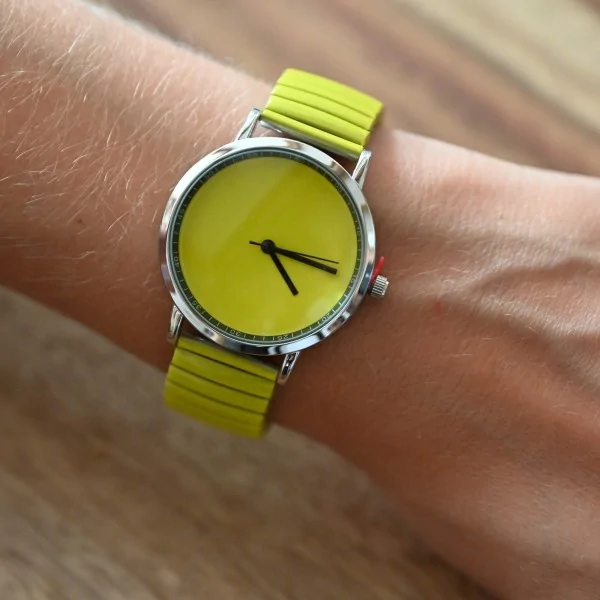 Ernste Uhr in knalligem Zitronengelb