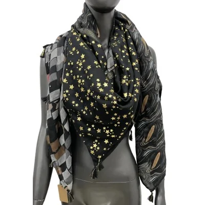 Foulard quadrato patchwork con stelle dorate e forme design nere