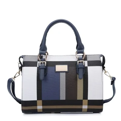 Bolsa de mão quadriculada elegante