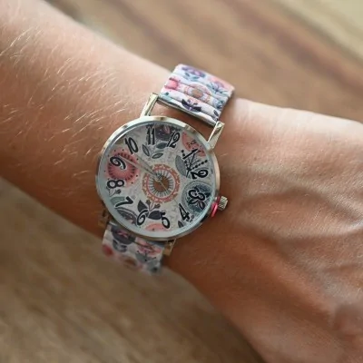 Reloj con motivos florales geométricos