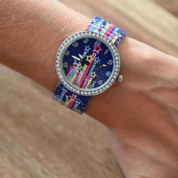 Montre Ernest fond bleu étoiles multicolores