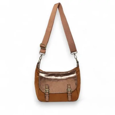 Bolsa tiracolo de camurça sintética camel com aba metalizada