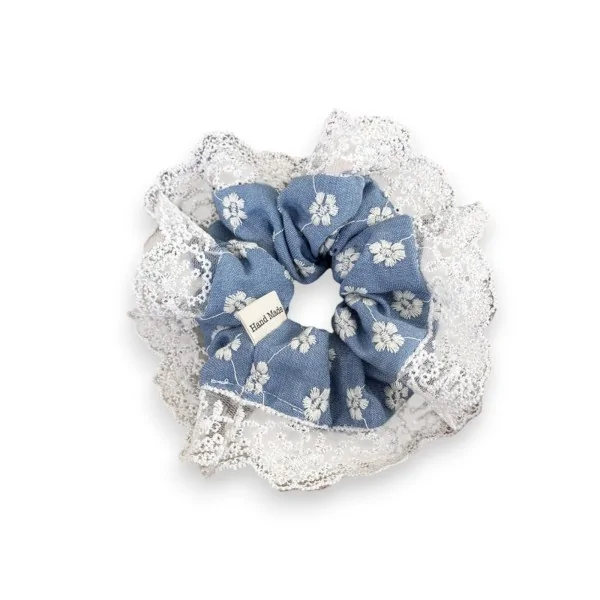 Haarband aus hellblauer Spitze mit gestickten Blumen