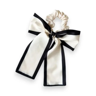Scrunchie acetinado com fita preta e branca