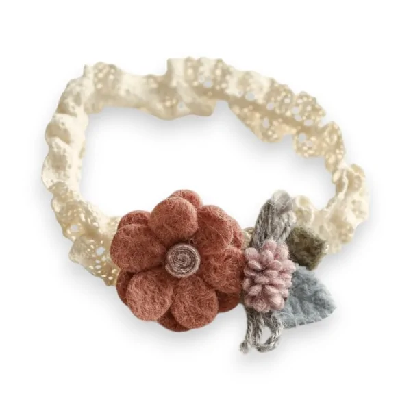 Serre-tête romantique en macramé beige avec fleur en feutrine