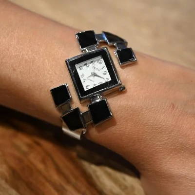 Reloj de pulsera Ernest con rombos negros y plateados