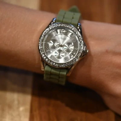 Relógio Ernest silicone verde-oliva com mostrador de strass
