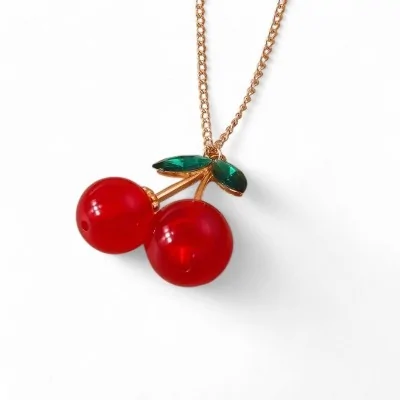 Collar de Fantasía Dorado con Medallón de Cereza