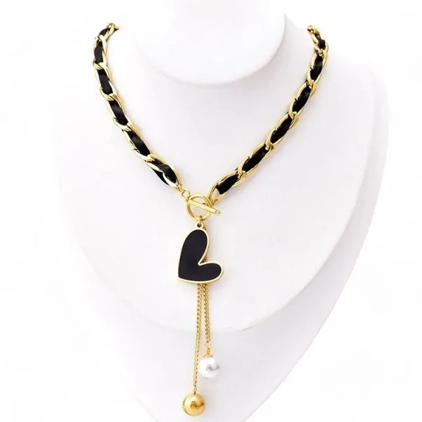 Colar de aço dourado com coração assimétrico preto