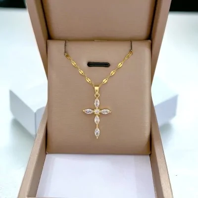 Colar de aço dourado com cruz de strass