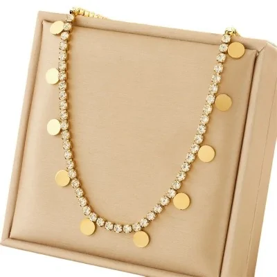 Collar de acero dorado con cristales y colgantes