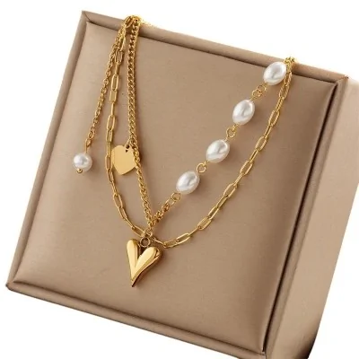 Colar de aço dourado com coração e pérolas