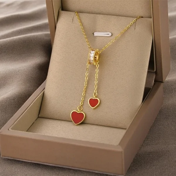 Colar de Aço Dourado com Duplo Pendente de Coração Vermelho